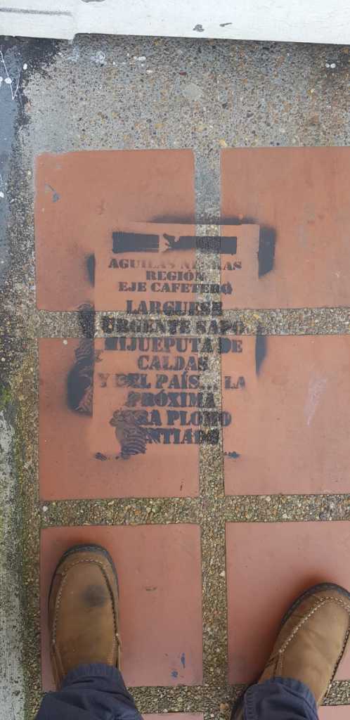 Las amenazas al sindicalista las pintaron en la pared de la casa.