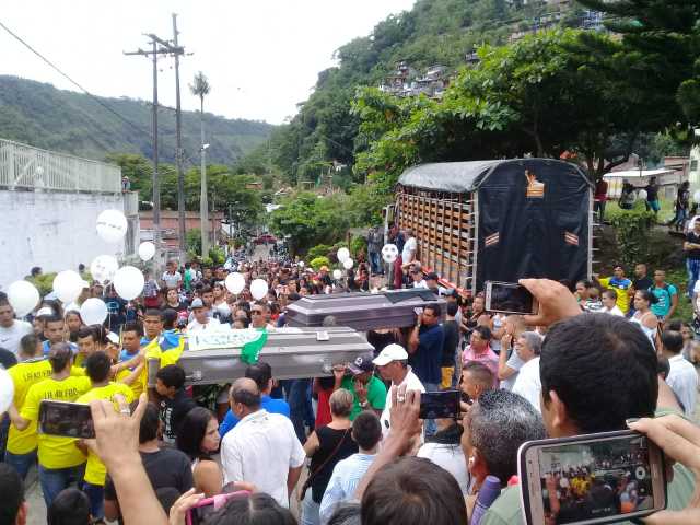 Ayer se cumplió el sepelio de los quinceañeros. El líder José Luis Vásquez, Escopetero, organizó una caravana. 