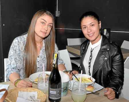 Sara Rodas Valencia y Daniela Giraldo Calderón se reunieron en un almuerzo en el restaurante Urban.