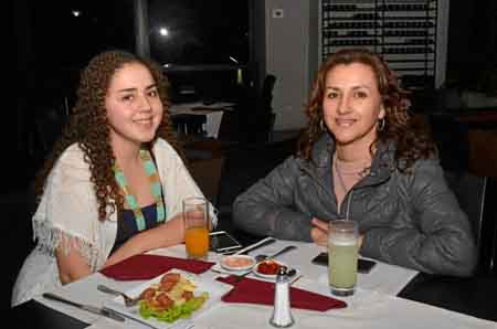 En la sede El Cable del Club Manizales se reunieron en una comida Manuela López Cano y Claudia Patricia Cano Valencia.