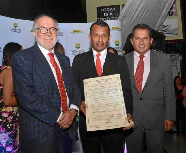 Fotos | José Fernando Tangarife | LA PATRIA Guido Echeverri Piedrahíta, gobernador de Caldas; Ángelo de la Hoz García, Mejor Mae