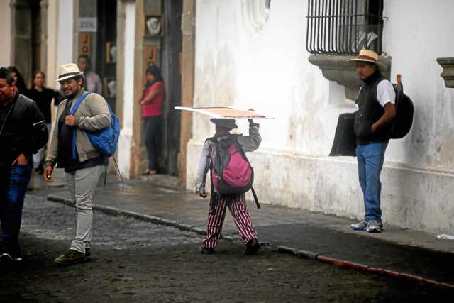 Foto | EFE | LA PATRIA  Cubrir los ojos y la boca son recomendaciones que los organismos de socorro guatemaltecos. 