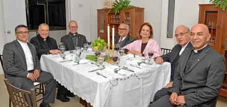 Sacerdotes Leonel Ríos Cardona y Octavio Barrientos Gómez; monseñor Gonzalo Restrepo Restrepo, arzobispo de Manizales; Darío Góm
