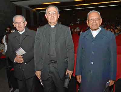 Monseñor Luis Enrique Hoyos Ochoa, y presbíteros Jaime Galvis Giraldo, párroco de la Santísima Trinidad, y Rogelio Valencia Fern