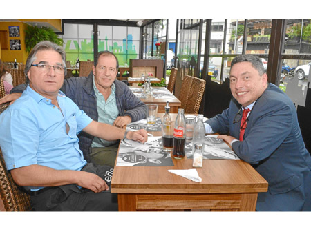 Alberto Correa Jaramillo, Carlos Alberto Chaves Sarmiento y Germán Hurtado Posada, durante un almuerzo en el restaurante Eñe.