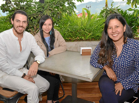 Ricardo Bettín Torres, María Alejandra Guerrero Martos y María Camila Vásquez Noriega, en un almuerzo en el restaurante Cortesan