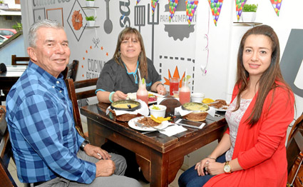 Para celebrar el cumpleaños de Mario García López sus hijas, Gabriela García Marín y Lina García Rivero ofrecieron un almuerzo e