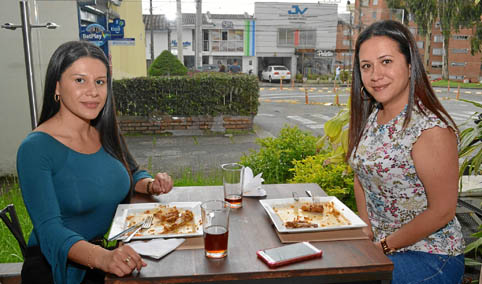 En un almuerzo en el restaurante La Luna de Valencia, se reunieron Francely Valencia Morales y Lina María García García.