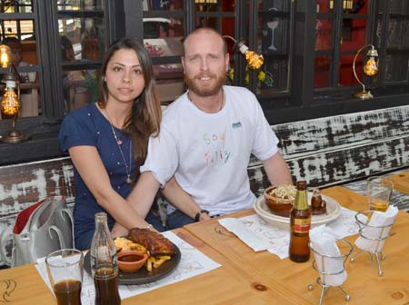 En el restaurante Buffalo Republic se reunieron Viviana Saldarriaga Gutiérrez y Federico Londoño Zuluaga.