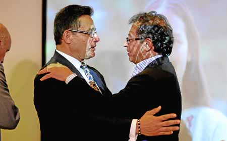 Gustavo Petro abraza al general retirado de la Policía, Jesús Antonio Gómez Méndez, quien lo respalda con un grupo de oficiales 
