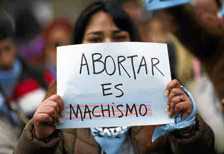 Personas en contra de despenalizar el aborto también se manifestaron en el exterior del Congreso. 