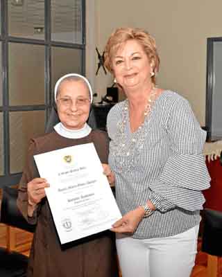 Ángela María Gómez Upegui recibió de manos de la hermana Aurora Morales Morales, rectora del Colegio Santa Inés, el título de Ba
