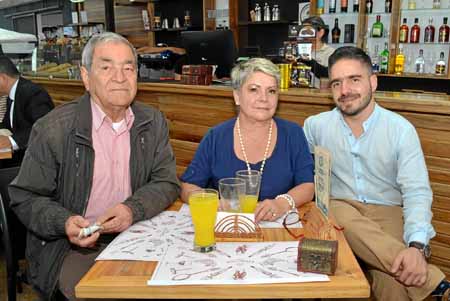 Gilberto Giraldo, Martha Lucía Jiménez y Juan Felipe Giraldo, en el restaurante Dauntaun.