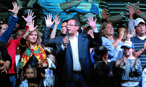 Foto | EFE | LA PATRIA  Gustavo Petro y sus seguidores le dan un agridulce sabor de victoria a su derrota. 