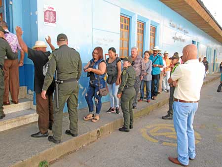 Madrugaron Foto | Leonidas Guerrero l LA PATRIA Riosucio. Desde las 7:00 a.m. del domingo ya había gente para votar en la Normal