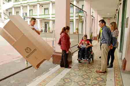 Votación improvisada Foto | Freddy Arango | LA PATRIA Manizales. Diana Giraldo vota en la mesa 25 del Liceo Isabel la Católica, 