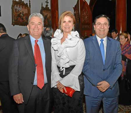 Roberto Calderón Uribe, Cristina Gómez de Calderón y Lorenzo Calderón Jaramillo.
