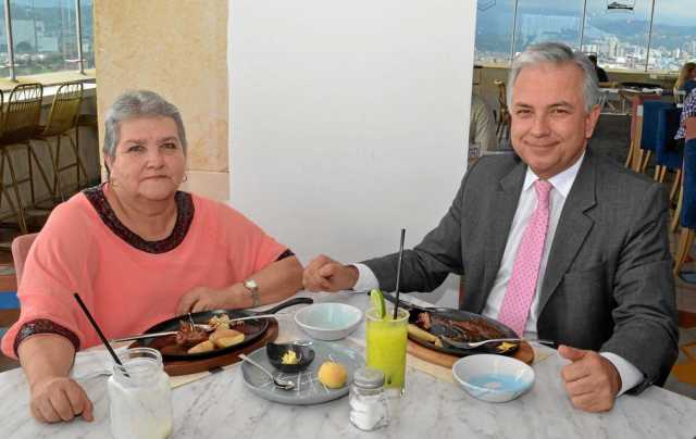 Luzmila Narváez de Isaza y Ángelo Quintero Palacio,  en el restaurante La Azotea Rooftop.