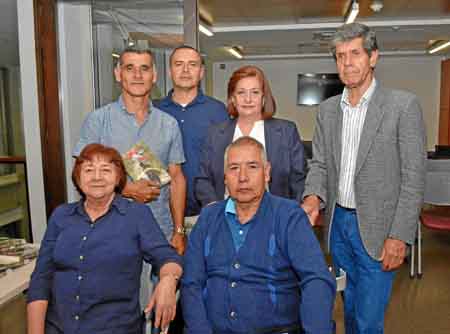 Luz Marina Marín González y Danilo Serna Correa. De pie: Marcos Ferney Molina Marín, John James Serna Marín, María Cristina Gonz