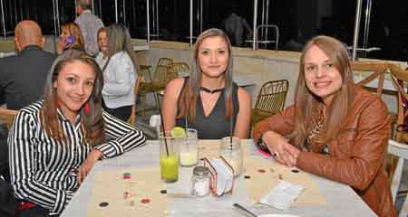 En el restaurante La Azotea Rooftop se reunieron Alejandra Gómez Ramírez, Viviana Gómez Ballesteros y Carolina Buitrago Gómez.