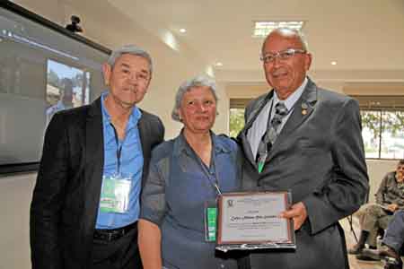 Hernán García; Cristina Cardona, secretaria de Asevez, y Carlos Alfonso Polo Galíndez, presidente del Colegio de Medicina Veteri
