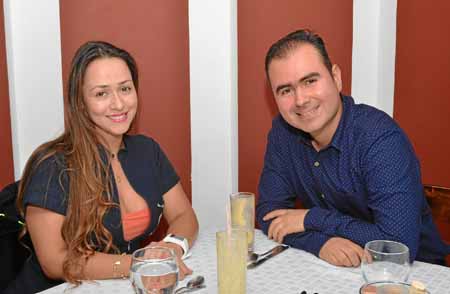 En el restaurante Vino y Pimienta se reunieron en un almuerzo Mabel López Orozco y Daniel Ruiz Restrepo.