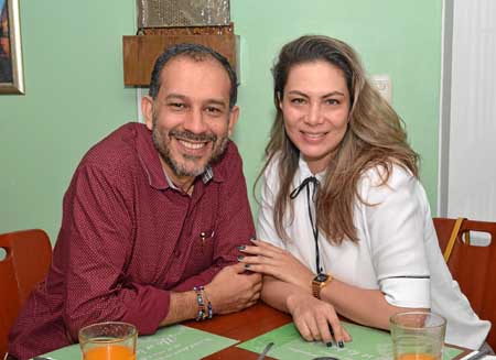 En el restaurante Vino y Pimienta se reunieron en un almuerzo Mabel López Orozco y Daniel Ruiz Restrepo.
