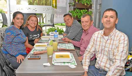 Compañeros de Artecom Comunicaciones se reunieron  en un almuerzo de trabajo en el restaurante Cháncharos. Olga Herrera Marín, L