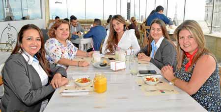 En el restaurante La Azotea Rooftop se ofreció un almuerzo para celebrar el cumpleaños de Natalia Vélez Ramírez. Claudia Lorena 