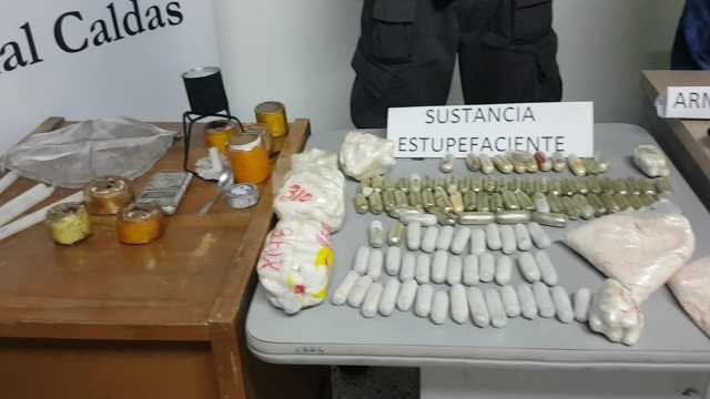 Armas y droga incautadas en El Carmen.
