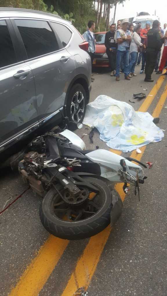 El motociclista murió instantáneamente.