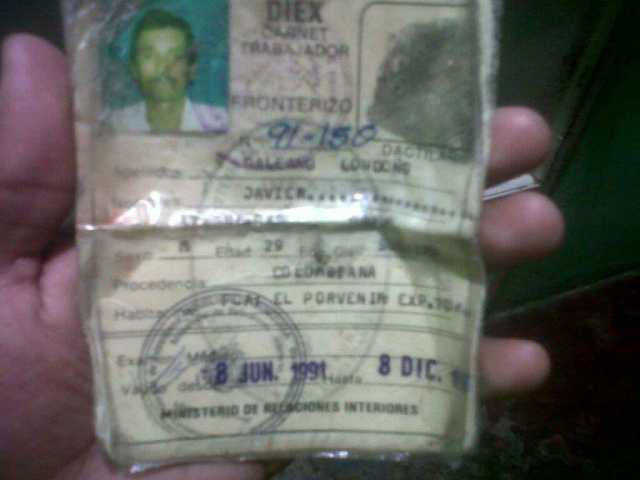 Este carné, la única foto que tiene de su padre.