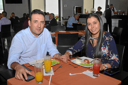 En la sede El Cable del Club Manizales se reunieron Alejandro Ángel Quintero y Mónica Góngora Jiménez.