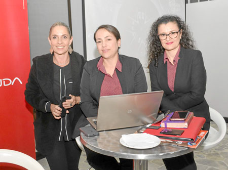 Clemencia Gómez Botero, Mónica Piedrahíta Escobar y Luz Helena Duque Muñoz.