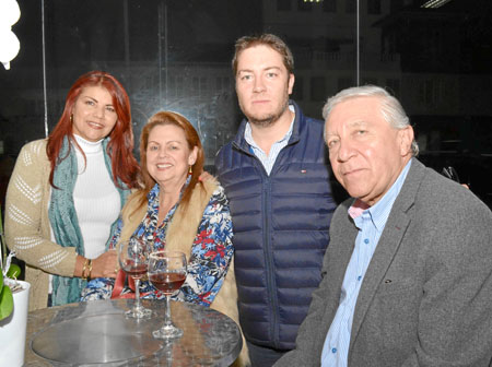 Julialba Díaz Londoño, Luz Marina Cadavid de González, Juan Camilo González Cadavid y Jairo Hernán González Zabala.