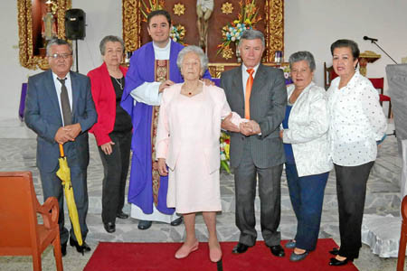 En la primera fotografía, la homenajeada en el centro con sus hijos: Ancízar Ramírez García, Nubiola Ramírez García, Rosa Emilia