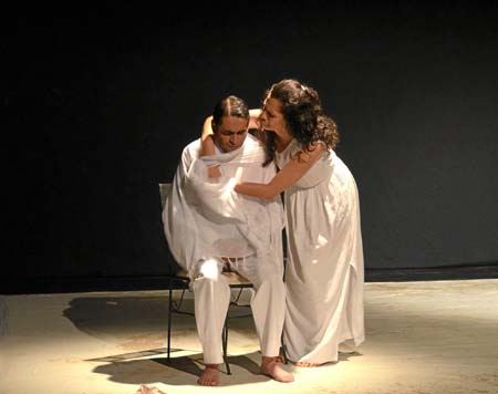 Néstor Piedrahíta y Daniela Salazar, durante la presentación de la obra El viejo sauce.