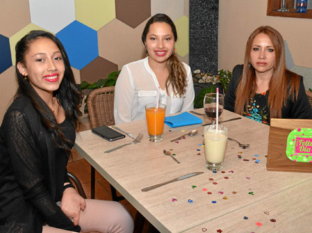 Mariana Marín Hernández y Johanna Marín Hernández le celebraron el cumpleaños a Lucero Hernández Arias en el restaurante L’Ateli