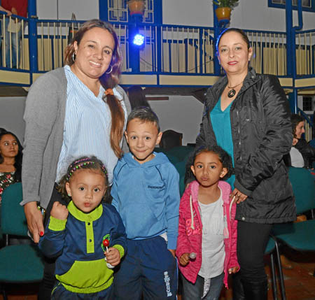 María Paulina González Ramírez, Juan Esteban González Ramírez y Manuela Giraldo Sánchez. Atrás: Jenny Marcela Ramírez Tavera y L
