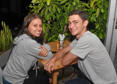 Para celebrar el cumpleaños de Jéssica Valencia Ortiz, Juan Sebastián Montoya Arango ofreció una comida en el restaurante Mix It