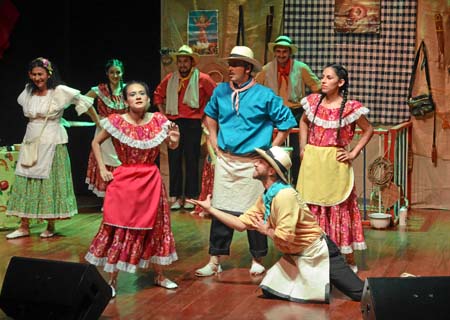 escena de Impromontañero, competencia teatral entre los Carrieles y los Paisamanías, que dirige Liliana Díaz.