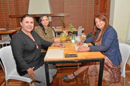 En el restaurante Mercado de la Macarena compartieron en un almuerzo, Paula Ríos Díaz, Karen Castillo Chang y Luz Arias Correa.
