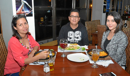 Angélica Ospina Sánchez, Lizeth Sánchez Ruiz y José Ariel Sánchez Arias, festejaron en una comida en el restaurante Eñe.