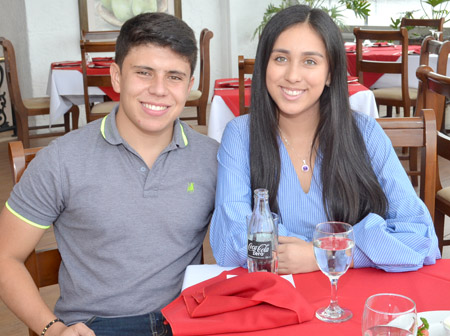 Sergio Escobar Giraldo e Isabela Hoyos Hoyos almuerzaron en el Club Manizales.