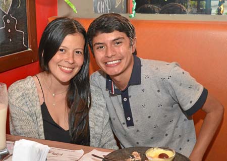 Karen Viviana Loaiza Vélez le celebró a su novio, Diego Fernando Ríos Laserna, un año más de vida en el restaurante Búffalo Repú