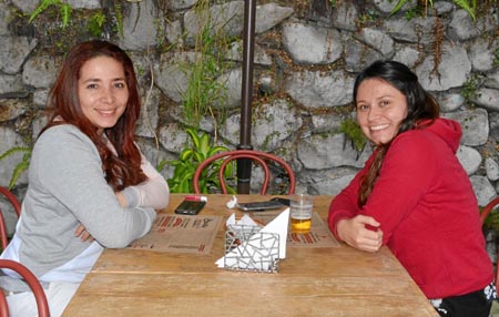 En el restaurante Chavita se encontraron Ayda Luz Valencia y Luisa Suárez. 