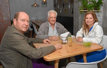 El almuerzo de Carlos Eduardo Arango González, Pablo Medina Jaramillo y Constanza fue en el restaurante Mix It.