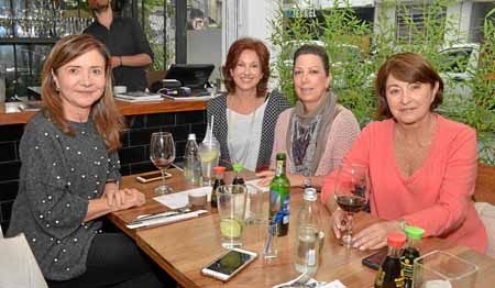 Piedad Pinzón Gómez, María Clemencia Gutiérrez de Restrepo, Adriana Gutiérrez Jaramillo y Guiomar Armel de Delgado se encontraro