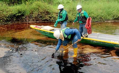 Técnicos de Ecopetrol intentan controlar el derrame de crudo. 