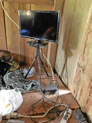 A pesar de vivir en la selva contaba con televisor, aire acondicionado en improvisadas construcciones. 